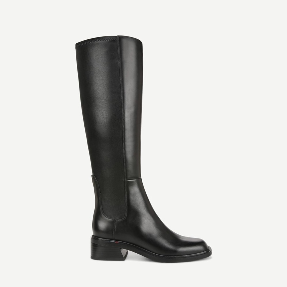 Rich black leather knees boots.